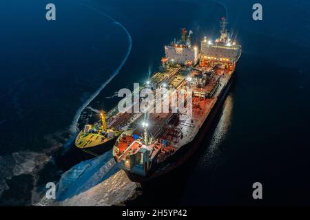 Deux pétroliers la nuit, se tiennent à proximité dans la glace jeune.Prise de vue aérienne. Banque D'Images