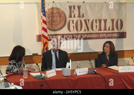 Les propriétaires ont assisté à une table ronde pour discuter de la crise de la fraude hypothécaire et partager leurs histoires avec le procureur général Harris. CA.19 janvier 2012 Banque D'Images