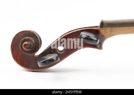 Détail studio photo d'une tête de violon cassé avec des picots de réglage manquants, isolée sur fond blanc.Concept de restauration.Musique vintage Banque D'Images