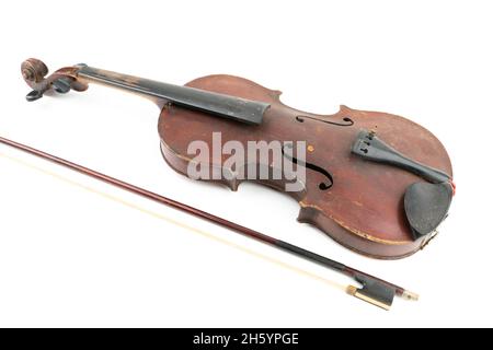 Grand studio de gros plan de violon vieux, cassé, recouvert de poussière, isolé sur fond blanc.Instrument de musique vintage endommagé.Concept de restauration Banque D'Images