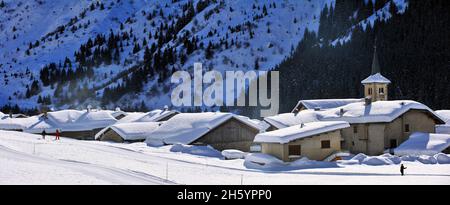 FRANCE, SAVOIE ( 73 ) CHAMPAGNY LE HAUT, LE VILLAGE ET LES PISTES DE SKI DE FOND Banque D'Images