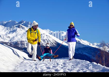 FRANCE, SAVOIE ( 73 ), LA ROSIÈRE, FAMILLE AUX SPORTS D'HIVER Banque D'Images