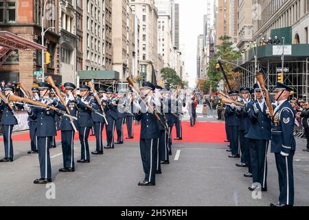 New York, États-Unis.11 novembre 2021.LES gardes d'honneur DE LA FORCE aérienne AMÉRICAINE se rendent lors de la parade de la fête des anciens combattants le long de la Cinquième Avenue.En 2020, la parade a été annulée en raison de la pandémie de COVID-19.La plus grande célébration nationale des anciens combattants de la plus grande ville d'Amérique a marché une fois de plus vers le haut de la Cinquième Avenue jeudi pour marquer le jour des anciens combattants.Défilé de la fête des anciens combattants cette année a marqué le 20e anniversaire des attentats terroristes de 9/11 et de la guerre contre le terrorisme.Des volontaires de Ground Zero et du musée de 911 ont porté un énorme drapeau américain le long de la route du défilé.(Credit image: © Lev Radin/Pacific Press via ZUMA Press Credit: ZUMA Press, in Banque D'Images