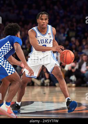 New York, États-Unis.11 novembre 2021.Le garde de Duke Blue Devils Jeremy Roach (3 ans) fait monter le terrain dans la seconde moitié lors de la Champions Classic à Madison Square Garden à New York.Duke défait le Kentucky 79-71.Duncan Williams/CSM/Alamy Live News Banque D'Images