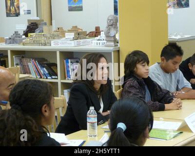 Le procureur général Kamala Harris visite la Peterson Middle School pour rencontrer des étudiants et une équipe d'alphabétisation numérique composée d'administrateurs, d'enseignants et d'agents de police pour discuter de la sécurité en ligne, de la citoyenneté numérique et de la cyberintimidation.Sunnyvale - 28 octobre 2011 Banque D'Images