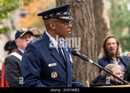 New York, NY - 11 novembre 2021 : LE général DE L'US Air Force Charles Quinton Brown Jr. Parle lors de la cérémonie de pose de couronne à l'occasion de la fête des anciens combattants sur Madison Square Park Banque D'Images