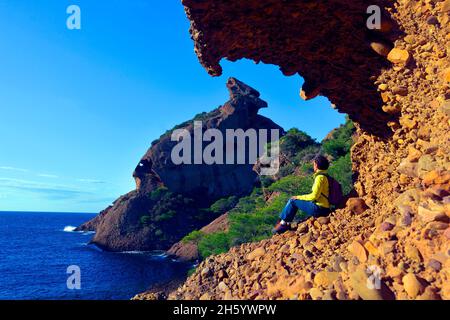 FRANCE, BOUCHES DU RHÔNE ( 13 ), LA CIOTAT, LA CALANQUE DE FIGUEROLLES, À L'ARRIÈRE DE LA MONTAGNE APPELÉE CAPUCIN DANS LE PARC NATIONAL DE CALANQUES, PROV Banque D'Images