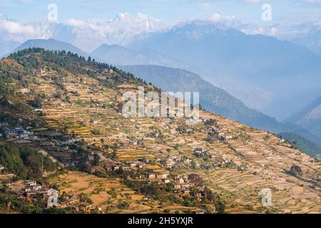 Octobre 2017.Kaila est un village de plus de 300 ménages et plus de 3000 personnes situé à plusieurs milliers de mètres dans les montagnes de la ville de Chainpur.L'accès se fait uniquement par un sentier escarpé qui traverse les collines.Kailas, district de Bajhang, Népal. Banque D'Images