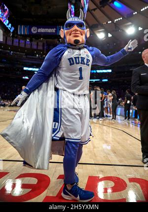 New York, New York, États-Unis.12 novembre 2021.La mascotte Duke Blue Devils est présente lors de la Champions Classic au Madison Square Garden à New York.Duke défait le Kentucky 79-71.Duncan Williams/CSM/Alamy Live News Banque D'Images