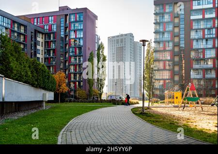 Riga, Lettonie, 29 octobre 2021 : cour moderne d'un quartier résidentiel avec aire de jeux pour enfants dans le quartier de Purvciems Banque D'Images