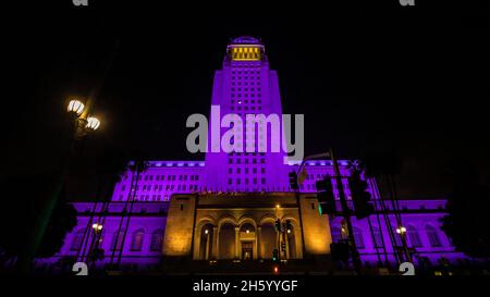 L'hôtel de ville de Los Angeles est éclairé en violet et en or à partir de 8 h 24 en l'honneur de la carrière de Kobe Bryant dans le championnat et en mémoire de Bryant, sa fille, Gianna, et tous ceux qui ont péri dans la tragédie de l'hélicoptère ca.27 janvier 2020 Banque D'Images