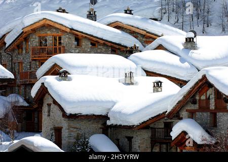 FRANCE, SAVOIE ( 73 ), VAL D'ISÈRE, TOITS DU PETIT VILLAGE APPELÉ LE FORNET Banque D'Images