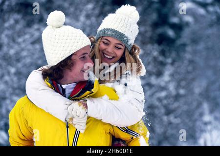 FRANCE, SAVOIE ( 73 ) , COURCHEVEL, ADOLESCENTS AUX SPORTS D'HIVER Banque D'Images