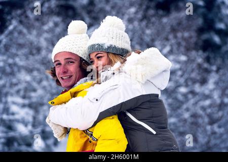 FRANCE, SAVOIE ( 73 ) , COURCHEVEL, ADOLESCENTS AUX SPORTS D'HIVER Banque D'Images