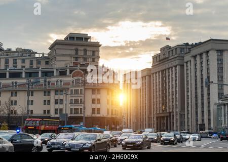 Voiture gouvernement convoi de voiture clignotant rue de transport de sirène vip.Moscow, 13okt2021. Banque D'Images