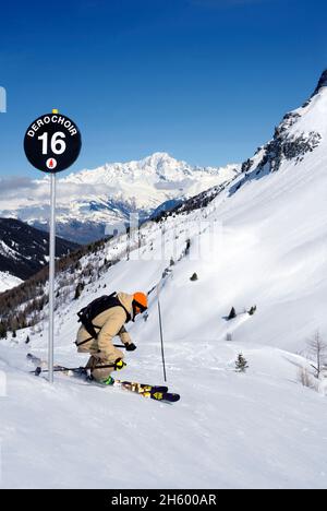 FRANCE, SAVOIE ( 73 ), LA PLAGNE, PANNEAU D'INFORMATION LE LONG DE LA PISTE DE SKI DE LA PLAGNE, PISTE NOIRE, ONT L'ARRIÈRE DU MONT BLANC, LE PLUS BEAU SUMMI Banque D'Images