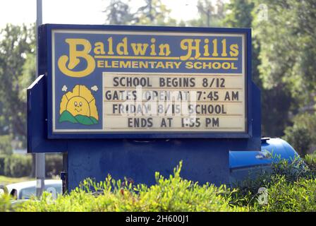 Le procureur général Harris visite les élèves le premier jour de l'école - le procureur général Kamala D. Harris a visité l'école élémentaire Baldwin Hills à Los Angeles pour célébrer le premier jour de l'année scolaire 2014.12 août 2014 Banque D'Images