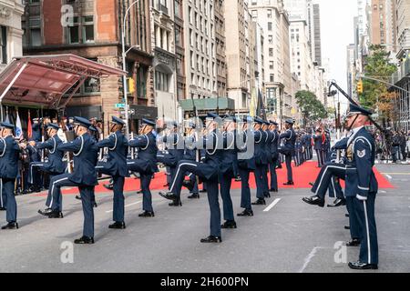 New York, NY - 11 novembre 2021 : LES gardes d'honneur DE LA FORCE aérienne AMÉRICAINE se rendent lors de la parade de la fête des anciens combattants le long de la Cinquième Avenue Banque D'Images