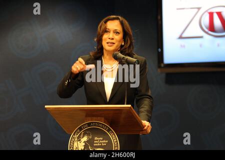 Le procureur général Kamala Harris annonce le 16 juin 2011, un balayage à l'échelle de l'État qui a recueilli plus de 1,200 armes à feu ont été saisies auprès de personnes légalement interdites des posséder. Banque D'Images