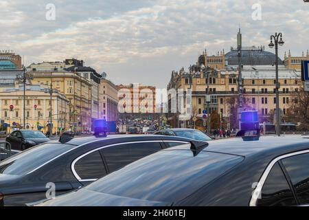 Voiture gouvernement convoi de voiture clignotant rue de transport de sirène vip.Moscow, 13okt2021. Banque D'Images