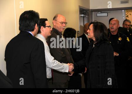 Le procureur général Kamala Harris visite un laboratoire de crime d'ADN à Fresno ca.25 février 2011 Banque D'Images