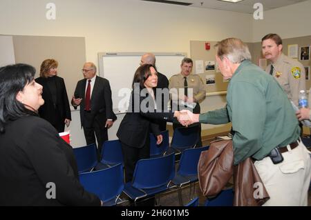 Le procureur général Kamala Harris visite un laboratoire de crime d'ADN à Fresno ca.25 février 2011 Banque D'Images