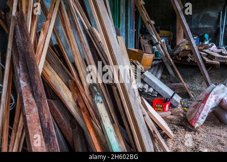 Juillet 2017.Les locaux sont autorisés à récolter du bois de la forêt pour une utilisation de subsistance, comme la construction de maisons à Malico, Nueva Vizcaya, Philippines Banque D'Images