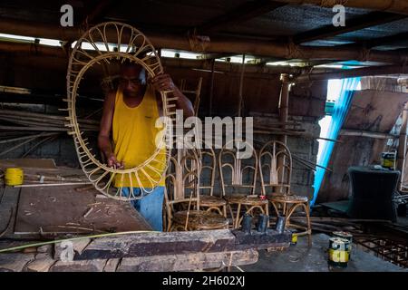 Juillet 2017.Propriétaire, Idevlino Dagot, fabrication de meubles en rotin à Dagot artisanat et mobilier en rotin.Puerto Princesa, Palawan, Philippines. Banque D'Images