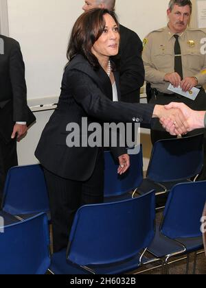 Le procureur général Kamala Harris visite un laboratoire de crime d'ADN à Fresno ca.25 février 2011 Banque D'Images