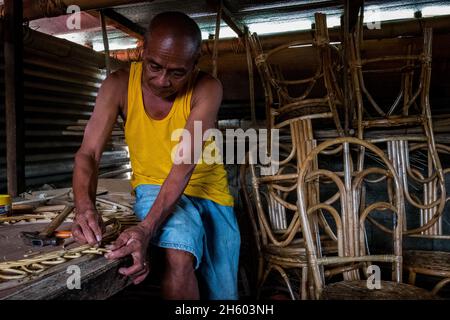 Juillet 2017.Propriétaire, Idevlino Dagot, fabrication de meubles en rotin à Dagot artisanat et mobilier en rotin.Puerto Princesa, Palawan, Philippines. Banque D'Images