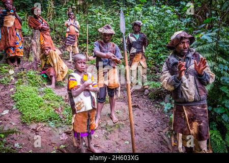 Septembre 2017.Les Pygmées Batwa ont été expulsées de leurs terres d'origine dans la forêt au début des années 1990, lorsque les parcs nationaux ont été établis, les laissant sans terre et pauvres dans une société qui les considérait comme une classe inférieure.Aujourd'hui, certains d'entre eux essaient de faire la rencontre des extrémités en organisant des promenades sur les sentiers; des visites culturelles qui incluent des exemples de l'endroit et de la façon dont ils utilisent pour vivre dans la forêt, ainsi que du chant, de la danse et de l'artisanat pour la vente.Nkuringo, Ouganda. Banque D'Images