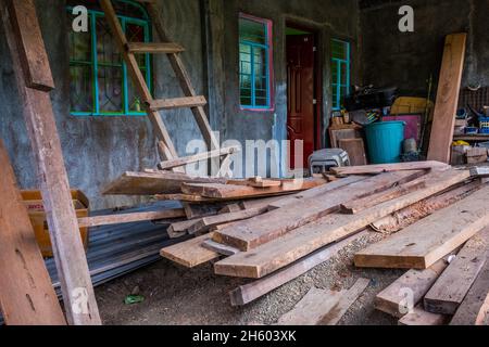 Juillet 2017.Les locaux sont autorisés à récolter du bois de la forêt pour une utilisation de subsistance comme la construction de maisons.Malico, Nueva Vizcaya, Philippines. Banque D'Images