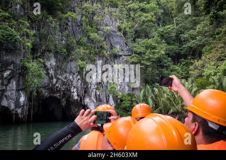 Juillet 2017.L'écotourisme à la rivière souterraine, une grotte côtière avec des kilomètres d'eau navigable et qui est reconnue comme l'une des sept merveilles naturelles du monde, fournit une alternative économique aux moyens de subsistance traditionnels de la forêt.Plage de Sabong, Puerto Princesa, Palawan, Philippines. Banque D'Images