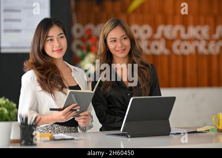 Une femme amicale, responsable des ressources humaines, intervieweur d'emploi interviewe les candidats à l'emploi dans la salle de conférence. Banque D'Images