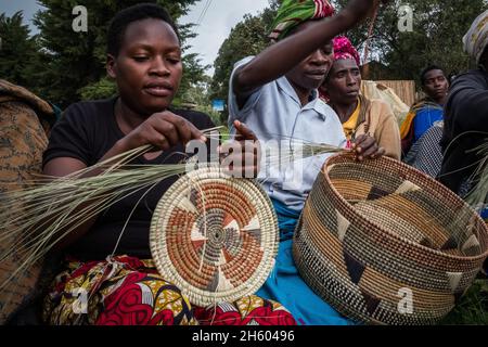 Septembre 2017.Les femmes avec un groupe d'artisans locaux apprennent à tisser des paniers traditionnels comme l'artisanat pour la vente aux touristes.L'organisation favorise une collaboration étroite entre les membres, et ils s'aident souvent les uns les autres avec de petits prêts et des compétences techniques.Malheureusement, ils ont été expulsés de leur atelier précédent et de leur salle d'exposition et sont maintenant à la recherche d'un autre emplacement.Nkuringo, Ouganda. Banque D'Images