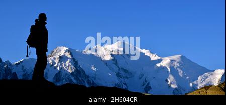 FRANCE, HAUTE SAVOIE ( 74 ), CHAMONIX, TREK DANS LES MONTAGNES APPELÉES AIGUILLES ROUGES, À L'ARRIÈRE DU MONT BLANC, LE PLUS BEAU SOMMET D'EUROPA À 4810 MÈTRES Banque D'Images