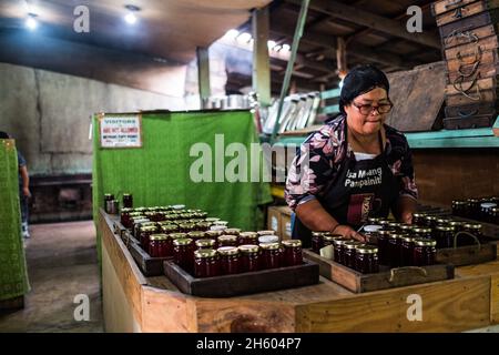 Juillet 2017.Elizabeth Palcay, chef cuisinier, effectue les contrôles de qualité finaux et termine l'emballage de la gelée d'hibiscus.La Kalihan Educational Foundation (KEF) gère une petite confiture, gelée, et d'autres aliments préparés faisant opération dans le cadre de leurs programmes de développement d'entreprise.Imugan, Nueva Vizcaya, Philippines Banque D'Images