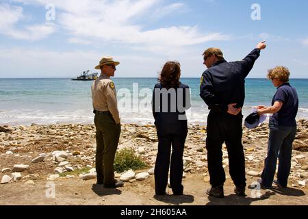 Le procureur général Kamala Harris visite les efforts de nettoyage de la plage d'État de Refugio et des environs touchés par le déversement d'hydrocarbures du 19 mai.4 juin 2015 Banque D'Images