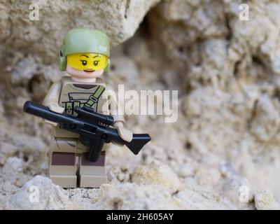 Chernihiv, Ukraine, 13 juillet 2021.Figurine d'une fille en uniforme militaire avec un fusil, gros plan.Rédactionnel. Banque D'Images