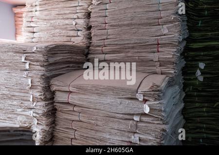 Octobre 2017.Stockage du papier d'écorce de lokta au site de commerce biologique de l'Himalaya PVT.Ltd. Katmandou, Népal. Banque D'Images