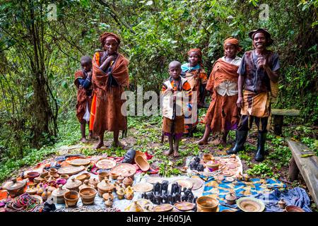 Septembre 2017.Les Pygmées Batwa ont été expulsées de leurs terres d'origine dans la forêt au début des années 1990, lorsque les parcs nationaux ont été établis, les laissant sans terre et pauvres dans une société qui les considérait comme une classe inférieure.Aujourd'hui, certains d'entre eux essaient de faire la rencontre des extrémités en organisant des promenades sur les sentiers; des visites culturelles qui incluent des exemples de l'endroit et de la façon dont ils utilisent pour vivre dans la forêt, ainsi que du chant, de la danse et de l'artisanat pour la vente.Nkuringo, Ouganda. Banque D'Images