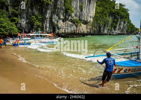 Juillet 2017.L'écotourisme à la rivière souterraine, une grotte côtière avec des kilomètres d'eau navigable et qui est reconnue comme l'une des sept merveilles naturelles du monde, fournit une alternative économique aux moyens de subsistance traditionnels de la forêt.Plage de Sabong, Puerto Princesa, Palawan, Philippines. Banque D'Images