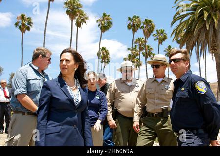 Le procureur général Kamala Harris visite les efforts de nettoyage de la plage d'État de Refugio et des environs touchés par le déversement d'hydrocarbures du 19 mai.4 juin 2015 Banque D'Images