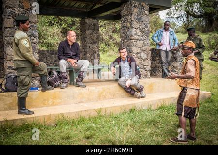 Septembre 2017.Les Pygmées Batwa ont été expulsées de leurs terres dans la forêt au début des années 1990, lorsque le parc national de Mghinga Gorilla a été établi, les laissant sans terre et pauvres dans une société qui les considérait comme une classe inférieure.Aujourd'hui, certains d'entre eux essaient de faire la rencontre des extrémités en organisant des promenades sur les sentiers; des visites culturelles qui incluent des exemples de l'endroit et de la façon dont ils utilisent pour vivre dans la forêt, ainsi que du chant, de la danse et de l'artisanat pour la vente.Parc national de Mgahinga Gorilla, Ouganda.. Banque D'Images