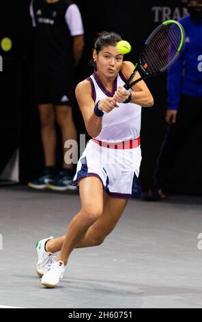 CLUJ-NAPOCA, ROUMANIE - 25 OCT 2021: Emma Raducanu de Grande-Bretagne en action pendant un match au tournoi international de tennis ouvert WTA Transylvania Banque D'Images