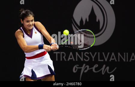 CLUJ-NAPOCA, ROUMANIE - 25 OCT 2021: Emma Raducanu de Grande-Bretagne en action pendant un match au tournoi international de tennis ouvert WTA Transylvania Banque D'Images