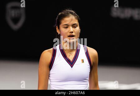 CLUJ-NAPOCA, ROUMANIE - 25 OCT 2021: Emma Raducanu de Grande-Bretagne en action pendant un match au tournoi international de tennis ouvert WTA Transylvania Banque D'Images