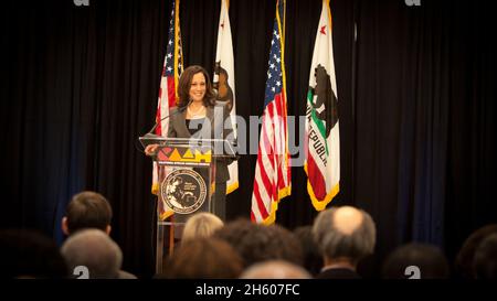 Le procureur général Kamala Harris prononce des observations sur le 50e anniversaire de la signature de la Loi sur les droits civils à Los Angeles le 30 juin 2014 Banque D'Images