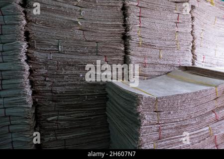 Octobre 2017.Stockage du papier d'écorce de lokta au site de commerce biologique de l'Himalaya PVT.Ltd. Katmandou, Népal. Banque D'Images