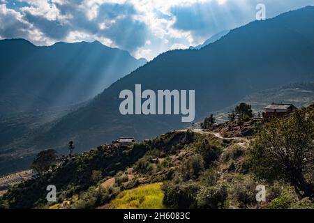 Octobre 2017.Kaila est un village de plus de 300 ménages et plus de 3000 personnes situé à plusieurs milliers de mètres dans les montagnes de la ville de Chainpur.L'accès se fait uniquement par un sentier escarpé qui traverse les collines.Kailas, district de Bajhang, Népal. Banque D'Images